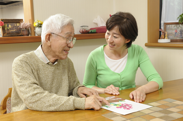 ダスキン ライフケア色彩組色ドリルを楽しむ家族